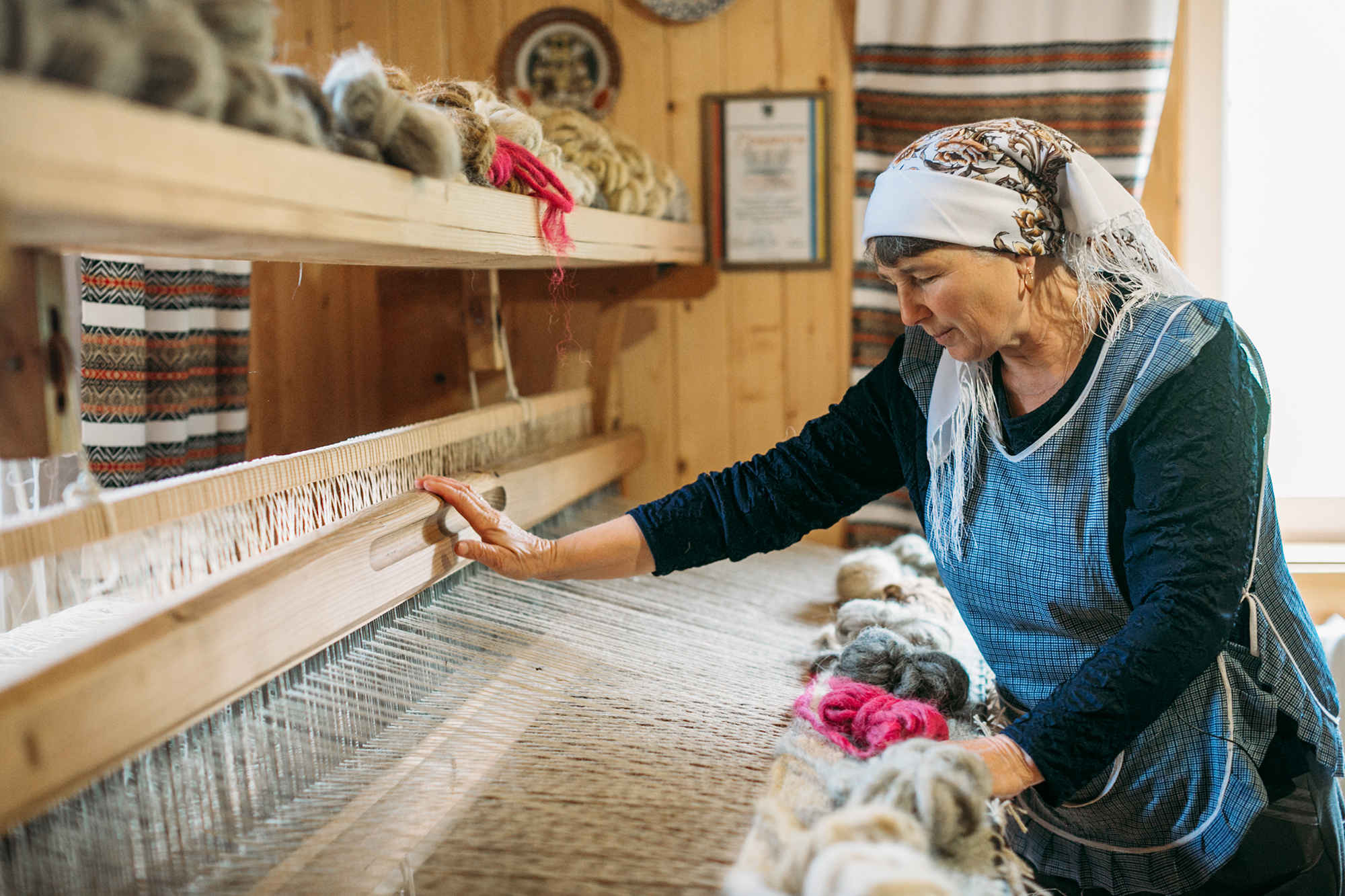 Ткання гуцульського килима на старовинному верстаті