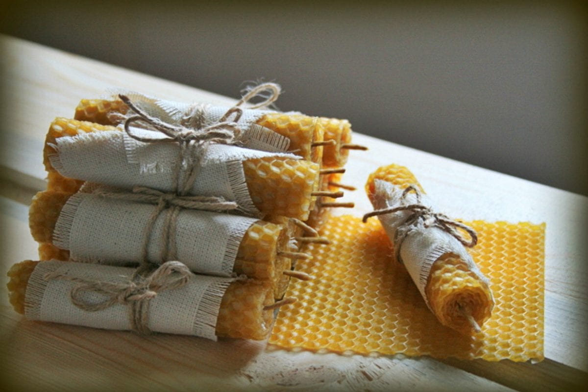 Катання свічок з вощини: аромат меду та трав